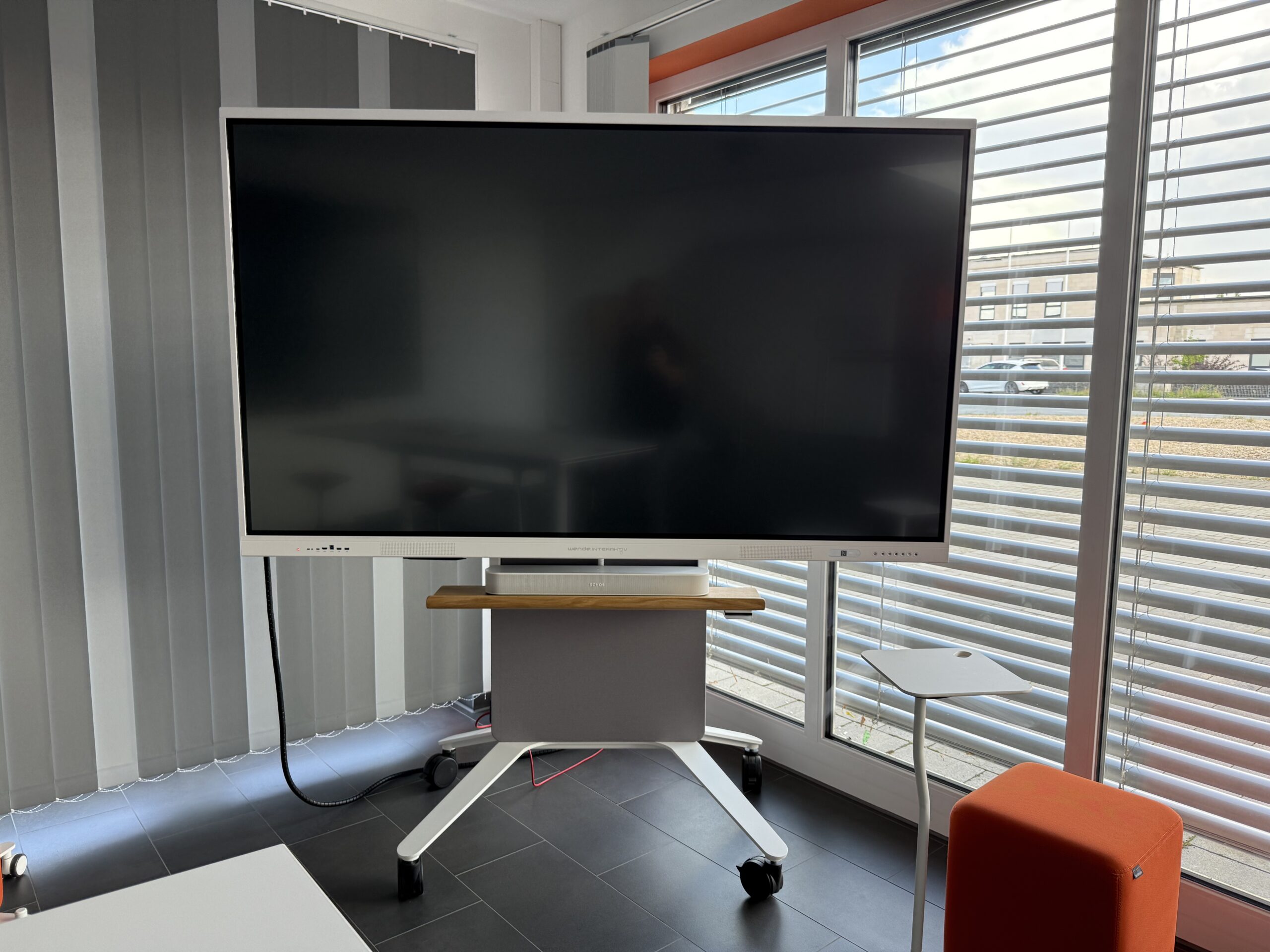 Effiziente Zusammenarbeit neu gedacht: Microsoft Teams Rooms auf interaktiven Displays